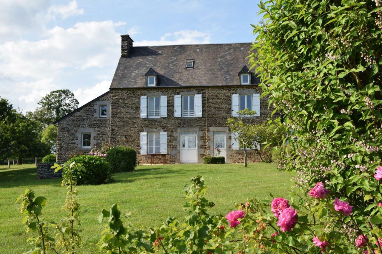 Gites De La Croix Du Bourg Le Mesnil-Ozenne Exterior foto