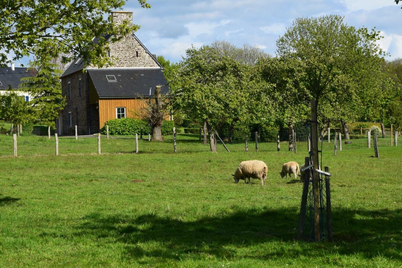 Gites De La Croix Du Bourg Le Mesnil-Ozenne Exterior foto